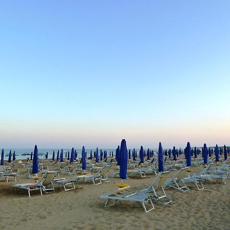 Hotel Oasi Lignano Sabbiadoro Exterior foto