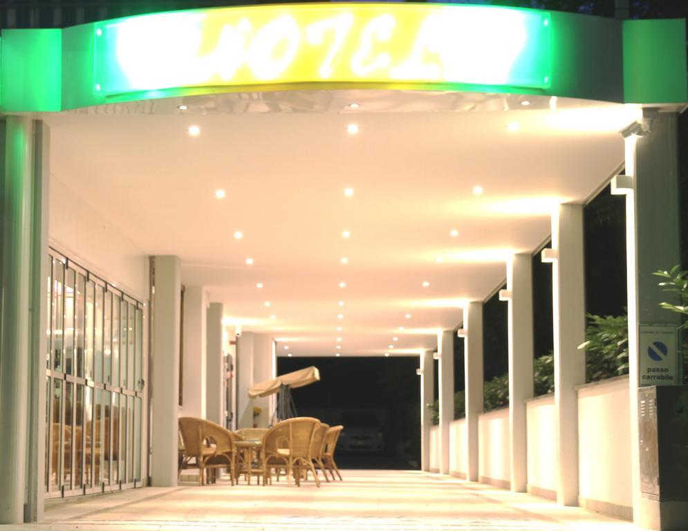 Hotel Oasi Lignano Sabbiadoro Exterior foto