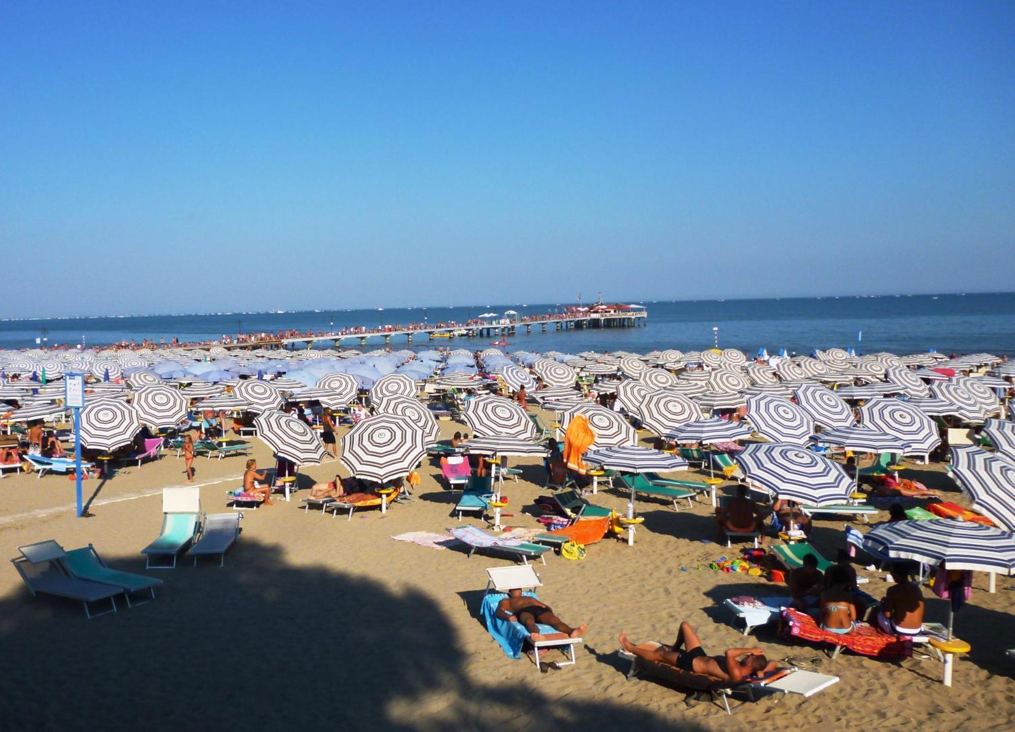 Hotel Oasi Lignano Sabbiadoro Exterior foto